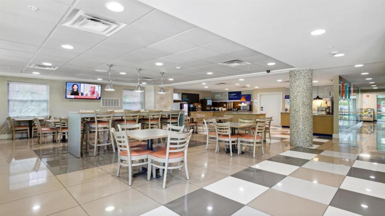 Holiday Inn Express Williamsburg North By Ihg Norge Exteriér fotografie